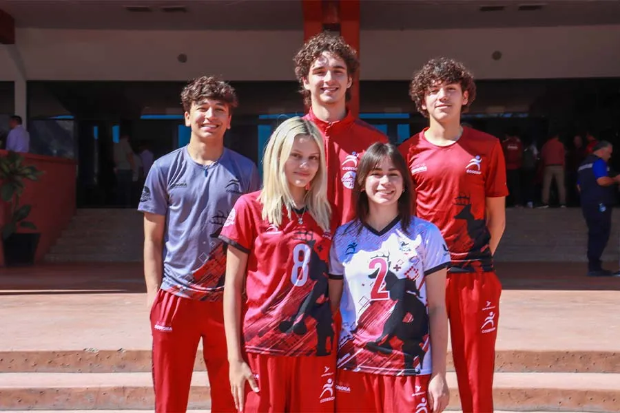 5 estudiantes posando abrazados con uniformes deportivos de Selección Sonora.