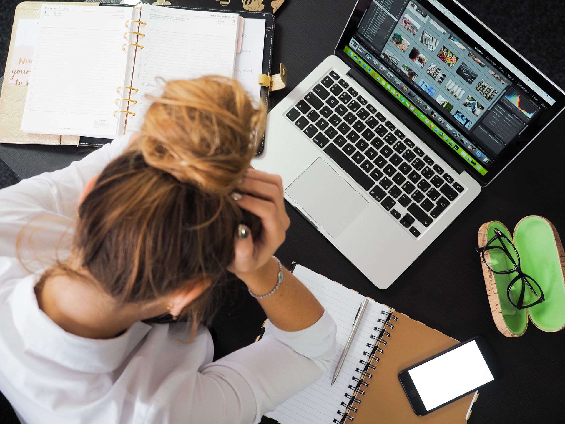 Mujer estresada estudiando