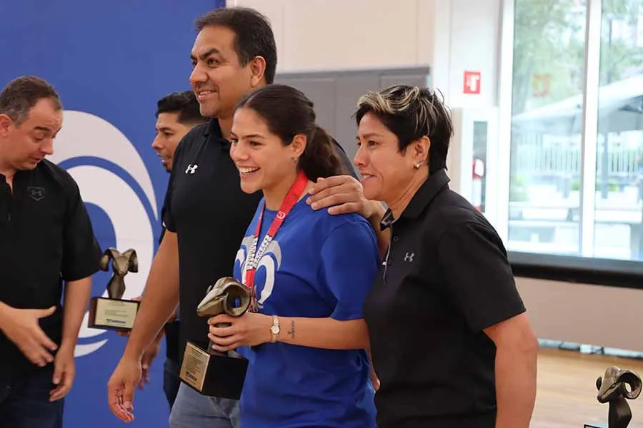 Deyna González, del equipos de basquetbol femenil de Borregos Monterrey, junto a los entrenadores Mario Moreno y Sandra Rosales.