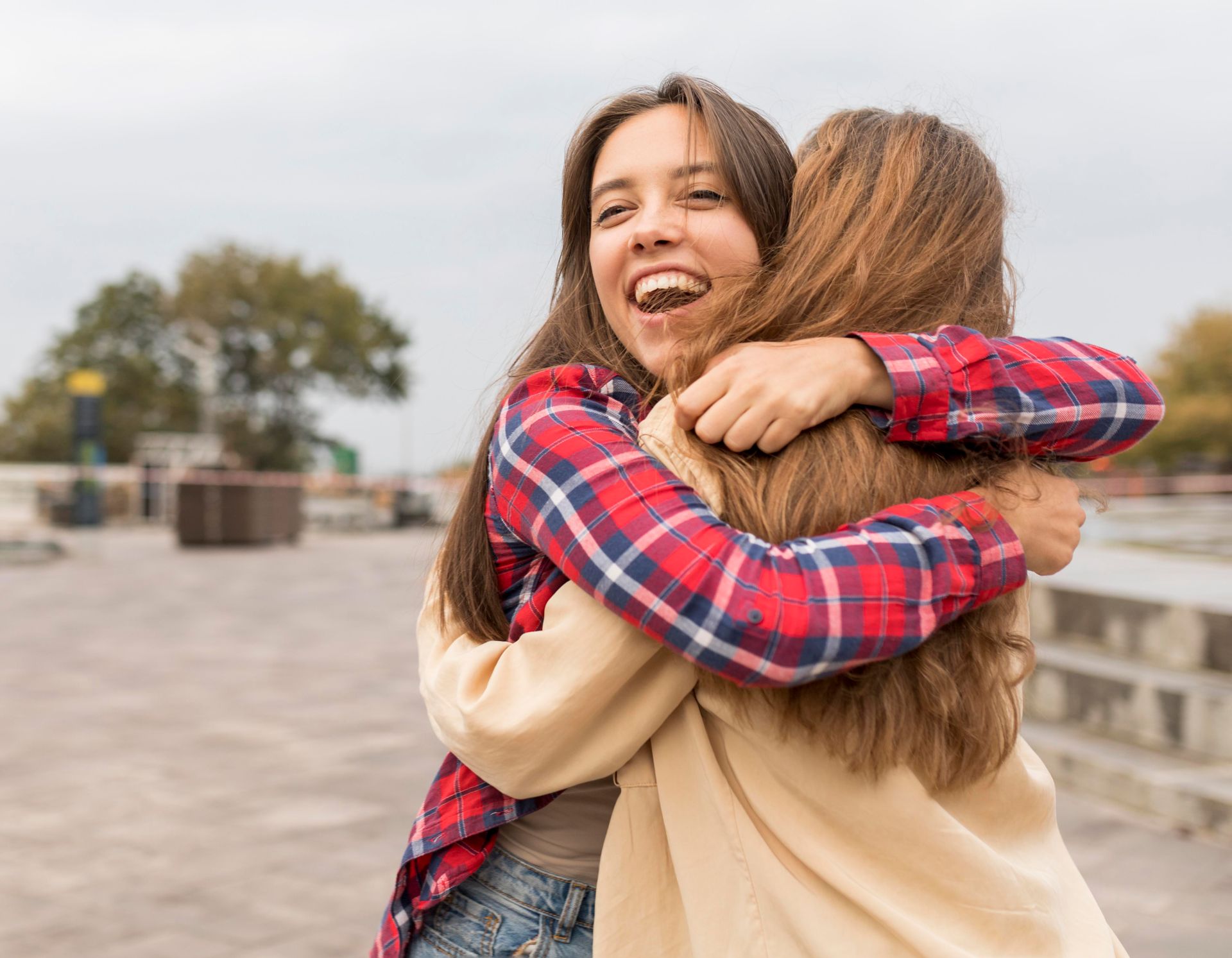 Los abrazos tienen impacto en nuestro bienestar físico y emocional