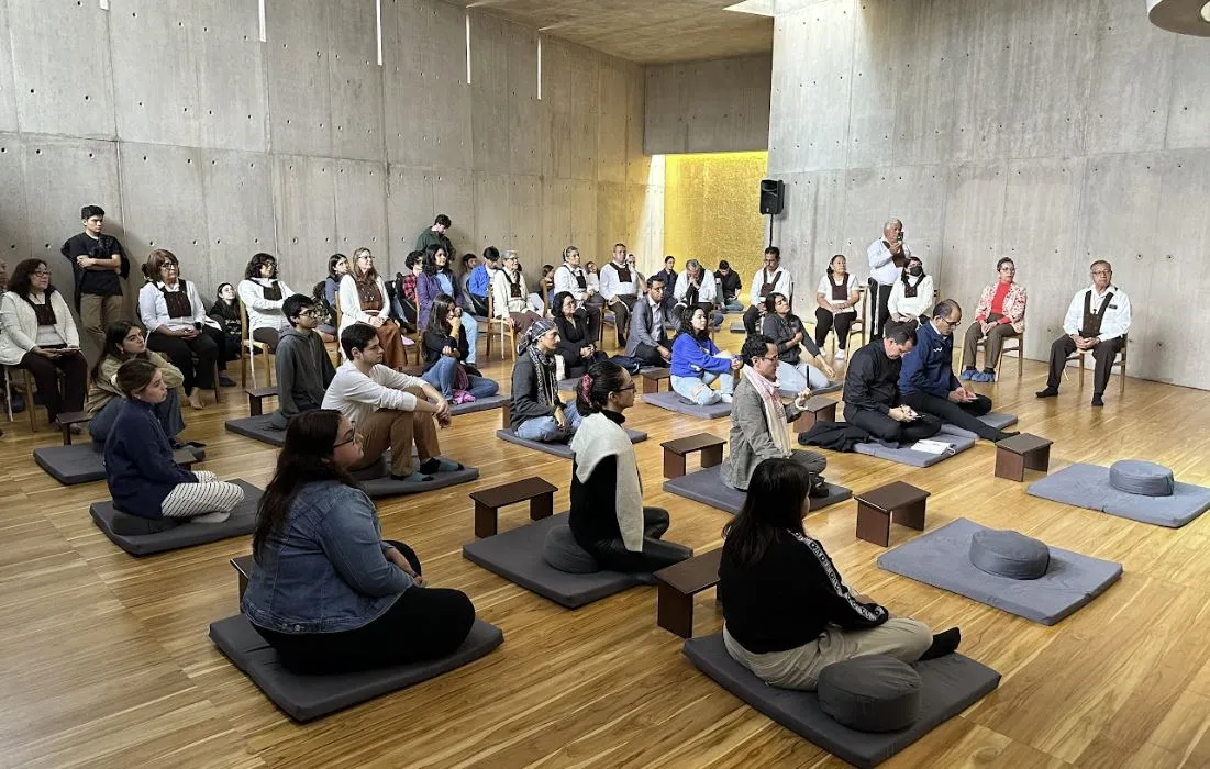 Estudiantes y miembros de comunidades religiosas fueron parte de los asistentes al diálogo interreligioso.