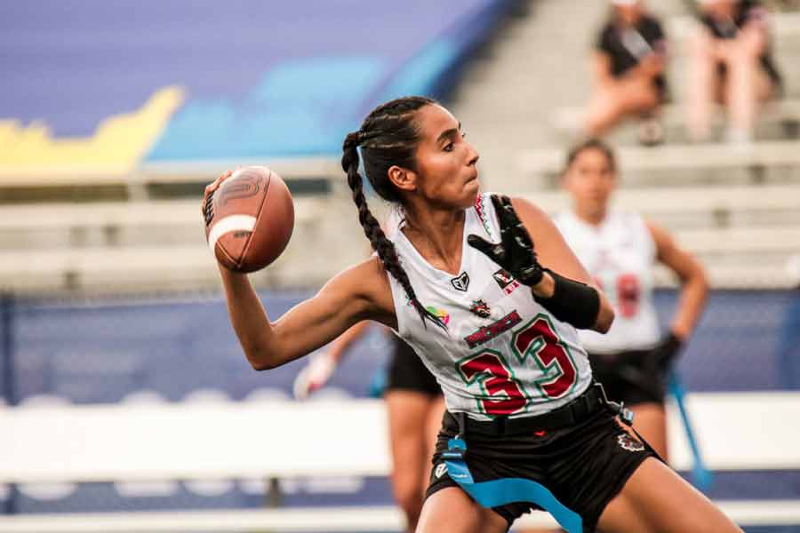 Diana Flores jugando Flag Football