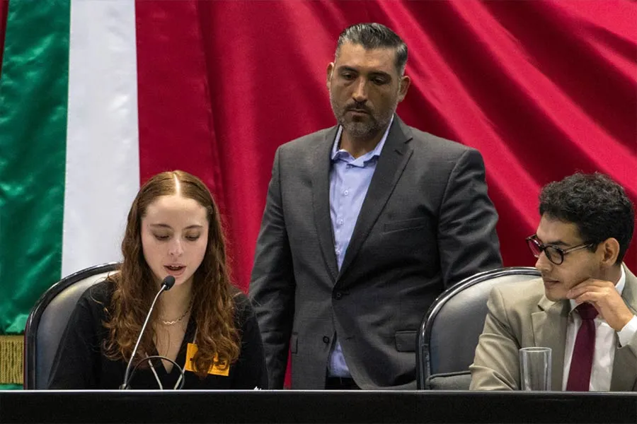Estudiantes en Parlamento Juventudes Tec