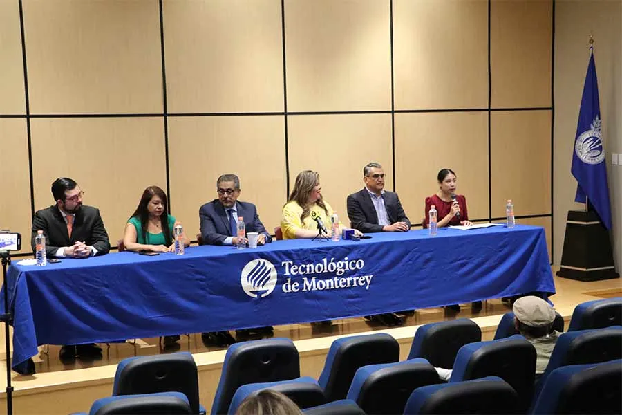 Directivos de ambas instituciones en el podium