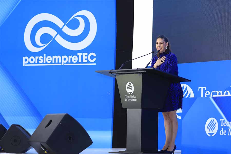 Directora de Corona da discurso a futuros egresados Tec