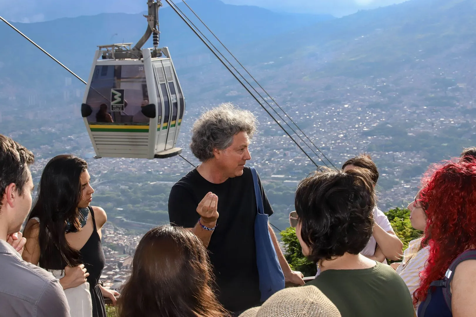 Profesor de arquitectura explica a alumnos sobre desarrollo urbano.