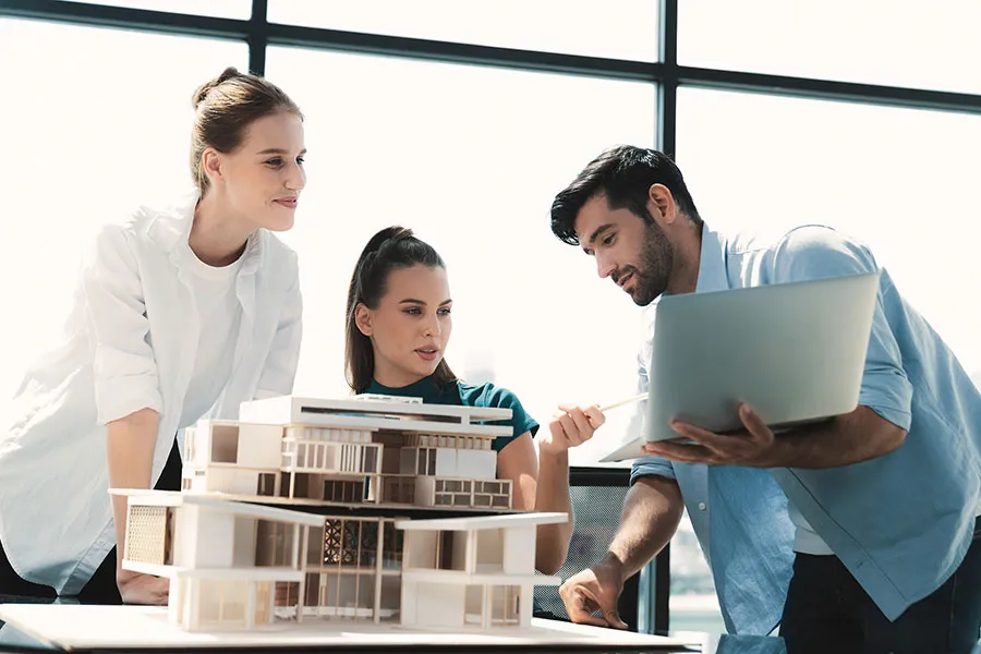 Estudiantes de Maestría en Arquitectura analizan diseño de edificio
