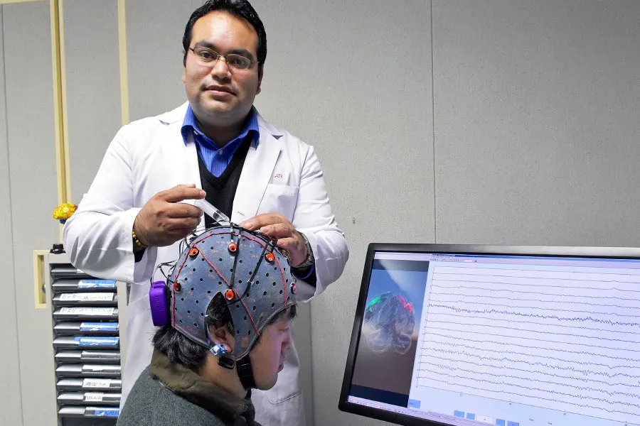 Doctor Peñaloza realizando una investigación cerebral