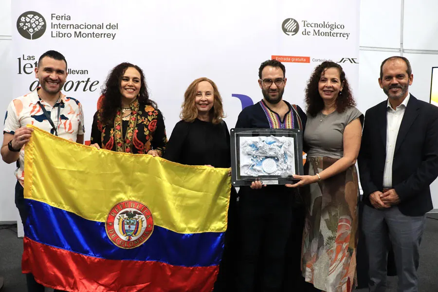 En el cierre de la FIL Monterrey 2024 otorgaron un reconocimiento a Alfredo Molano.