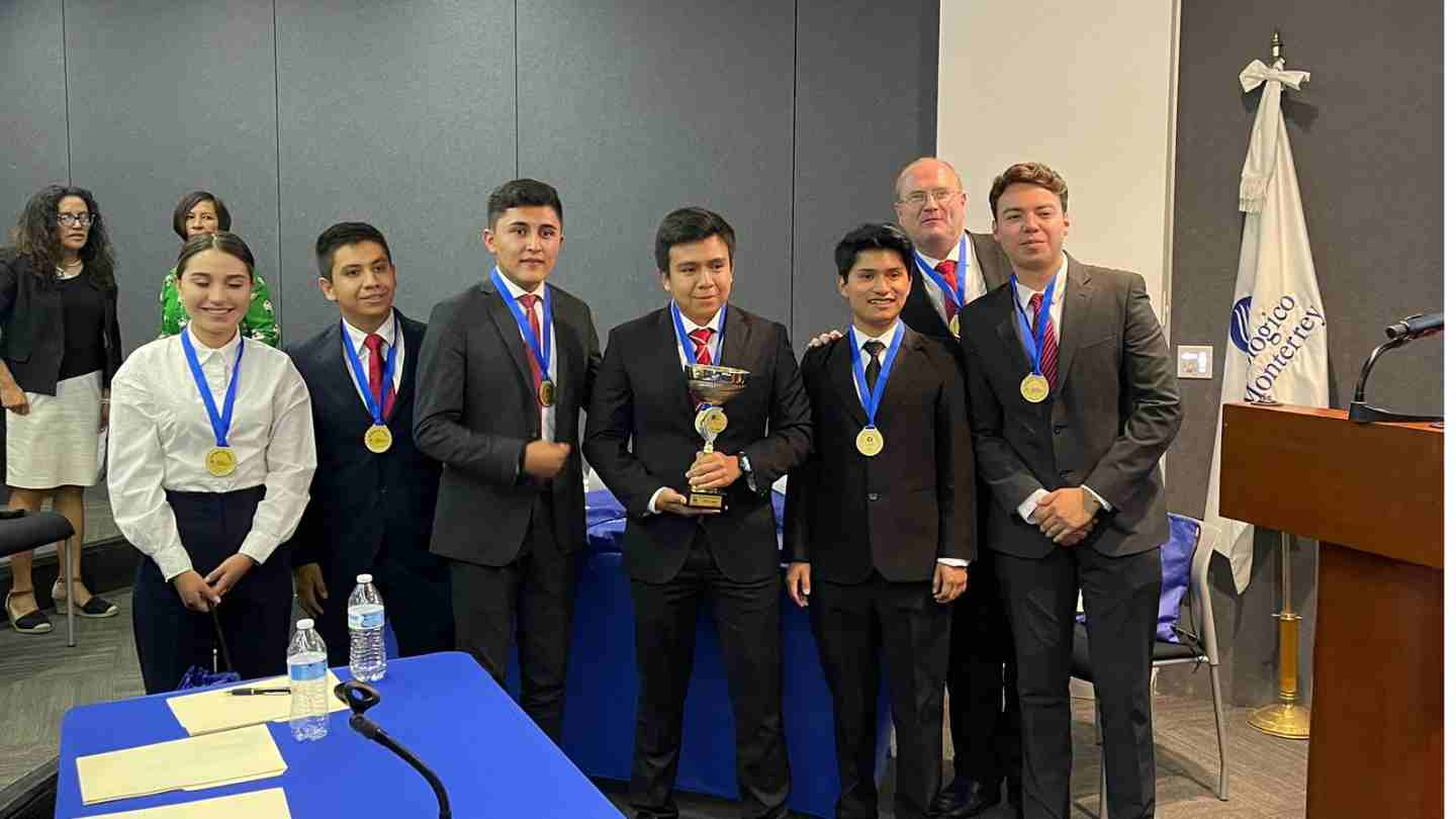 equipo de Hidalgo recibiendo premio 