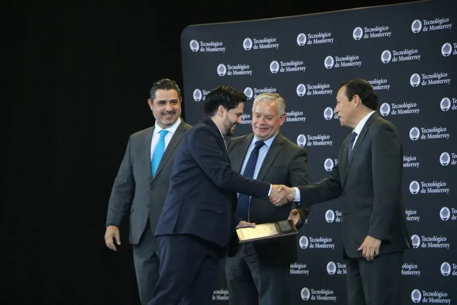 Eder Hernández recibió el Premio al Profesor Inspirador de PrepaTec Monterrey. 