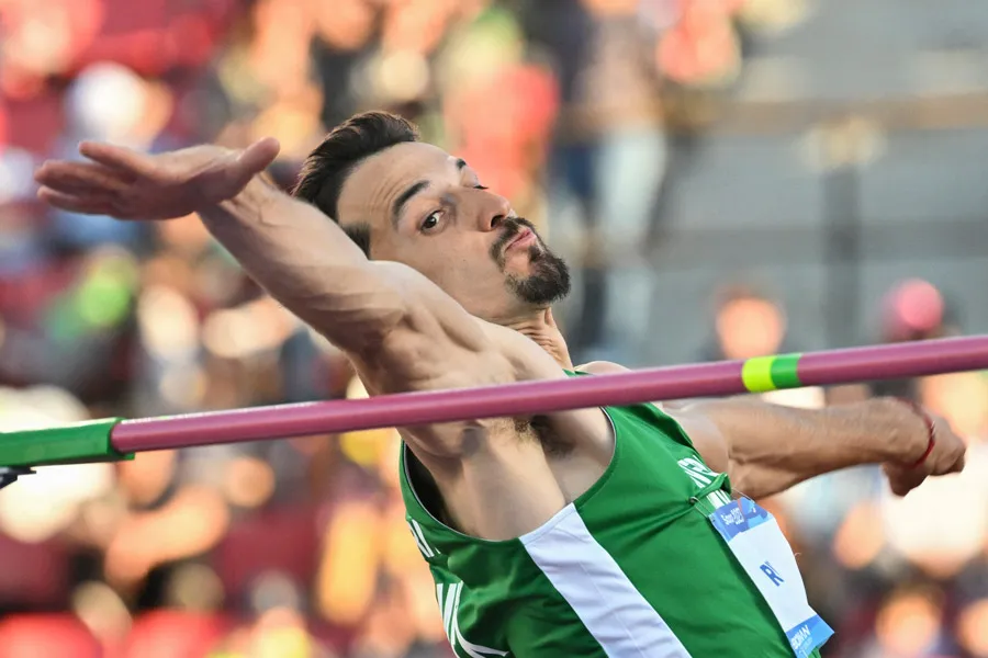 El atleta Edgar Rivera a punto de realizar un salto durante una competencia.