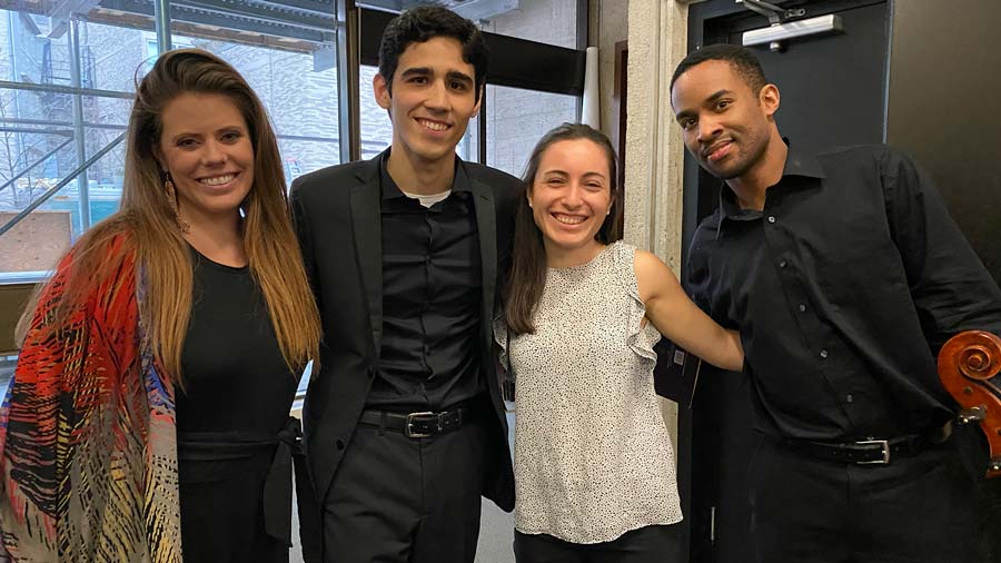 Eduardo y otras personas posando a la cámara en Juilliard