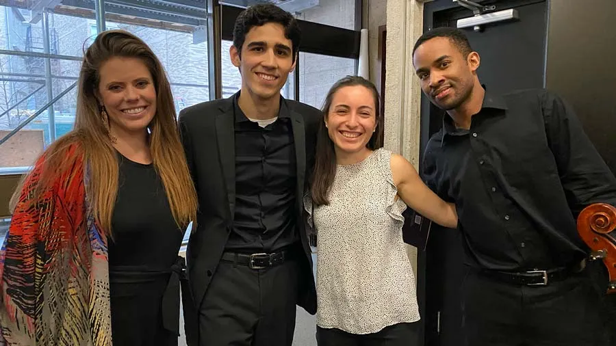 Eduardo y otras personas posando a la cámara en Juilliard