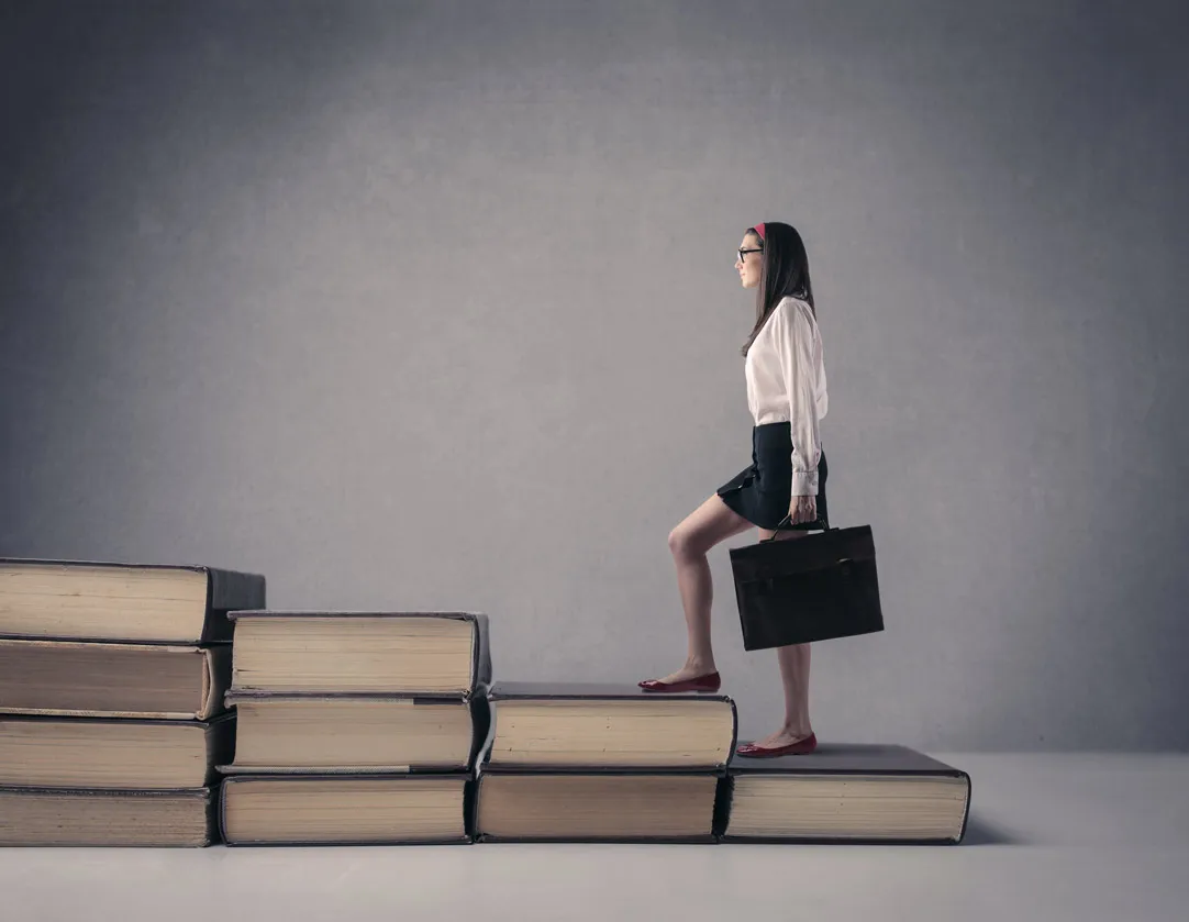 Las universidades y empresas ayudan a las personas a seguirse capacitando.