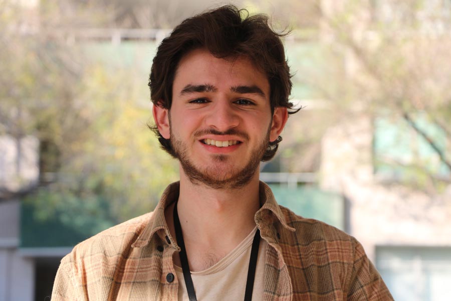 Marcelo Galán posa para una foto en la explanada de la biblioteca del campus Monterrey.