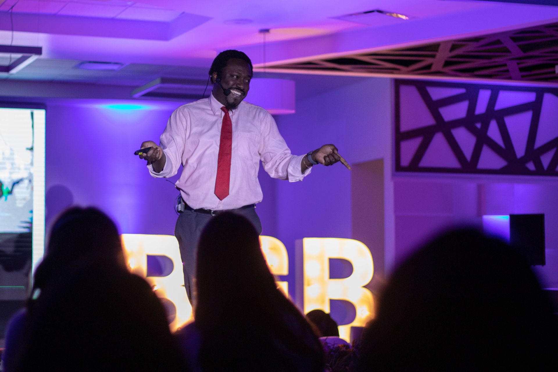 Dr. Adeniyi Damilola Olarewaju en el lanzamiento de Bachelor in Global Business