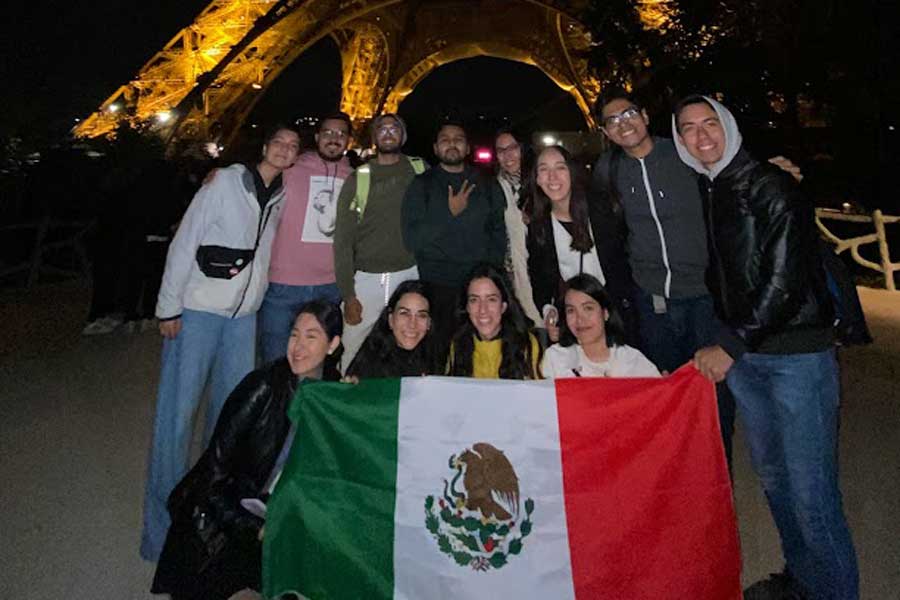 Los alumnos posaron frente a la Torre Eiffel.