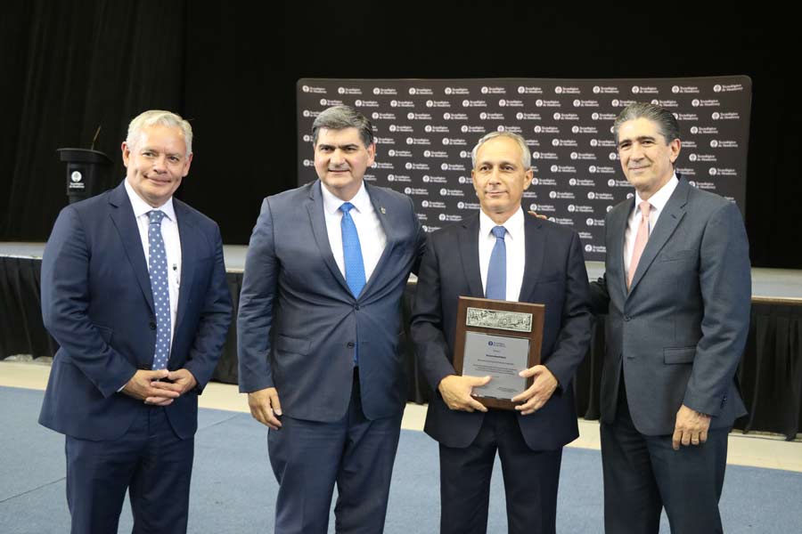 El profesor Horacio Ahuett junto a directivos.