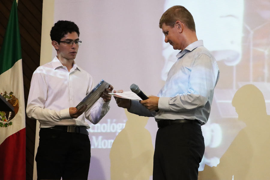 El profesor Oliver Probst recibió un reconocimiento al finalizar su conferencia.