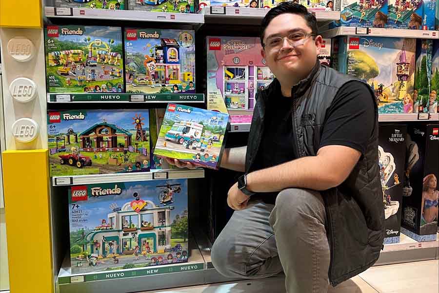 Jesús Carlos Álvarez con el set de LEGO Friends que diseñó.