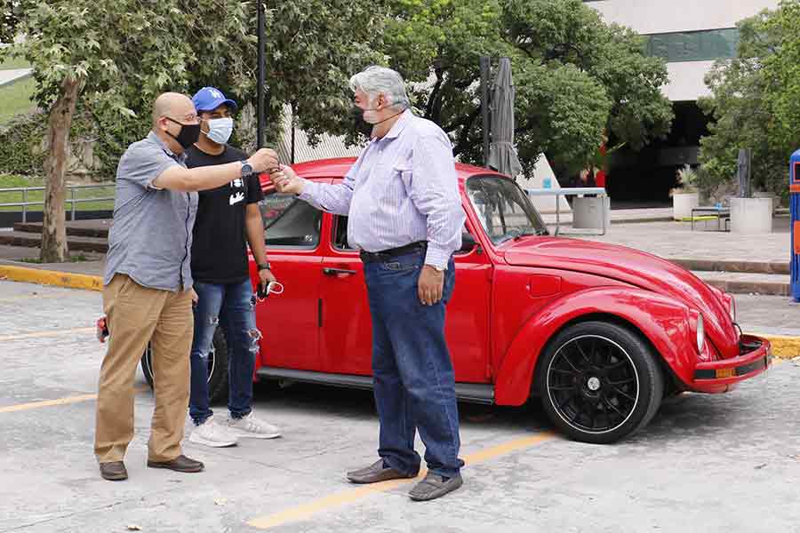 El Volkswagen Sedán se entregó a la Escuela de Ingeniería y Ciencias el pasado 2 de agosto a las 18:00 horas en el estacionamiento del edificio de Rectoría.