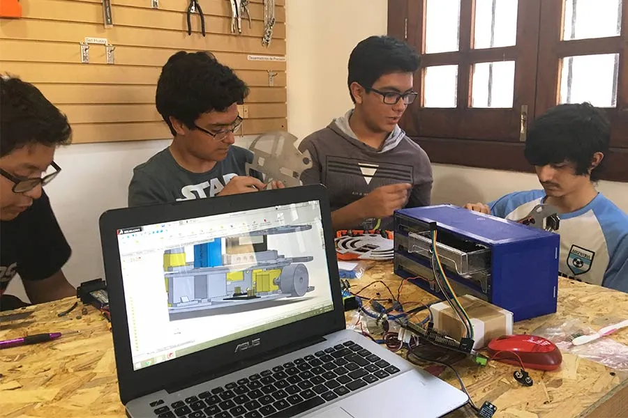 Elim trabajando junto a sus compañeros en chaBots
