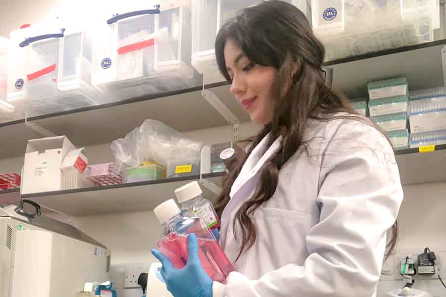 Elly Robles investiga con nanopartículas para encontrar una cura contra el Parkinson.