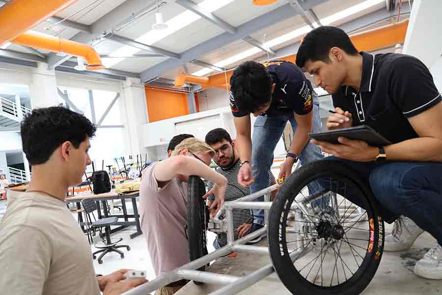 Elyos, grupo estudiantil del Tec Guadalajara que construye autos eléctricos. Competirán en el Shell Eco Marathon en Indianápolis.