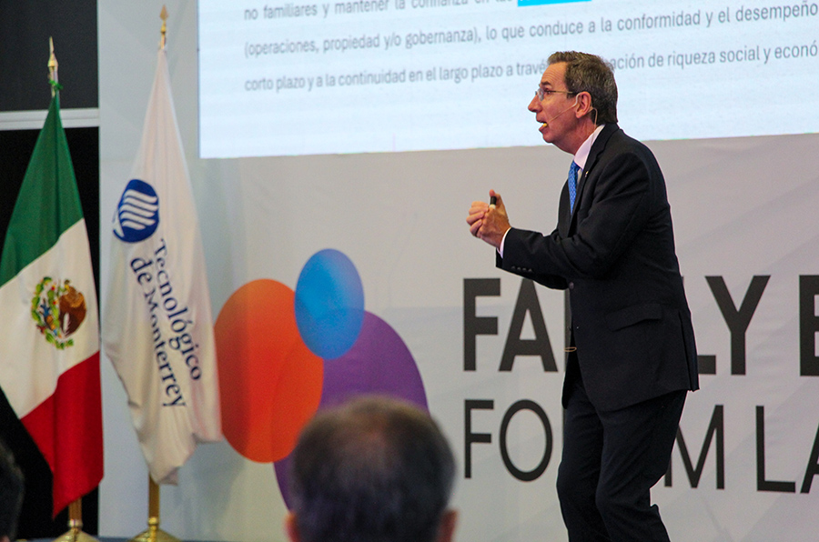 Conferencista Justin Craig durante su ponencia en el Family Business Forum LATAM 2025