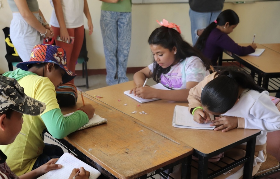 Niñas y niños en asesorías, talleres académicos 