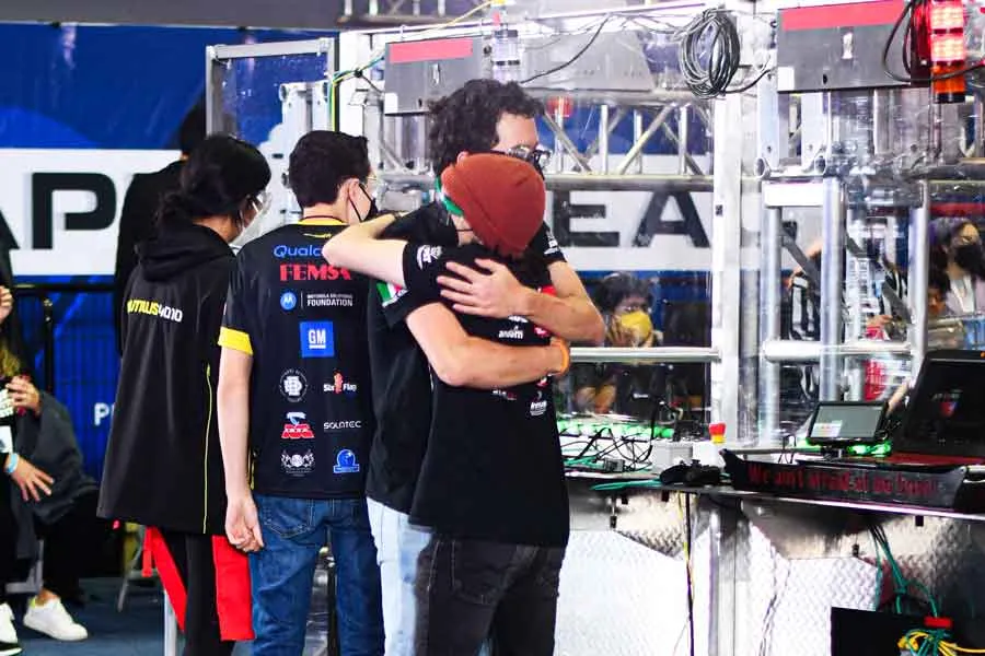Los alumnos se abrazon al final de la competencia regional de FIRST.