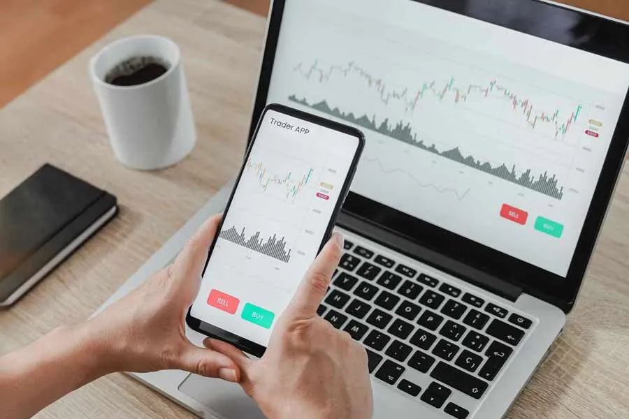 Persona utilizando Trader app, viendo los movimientos en el mercado.