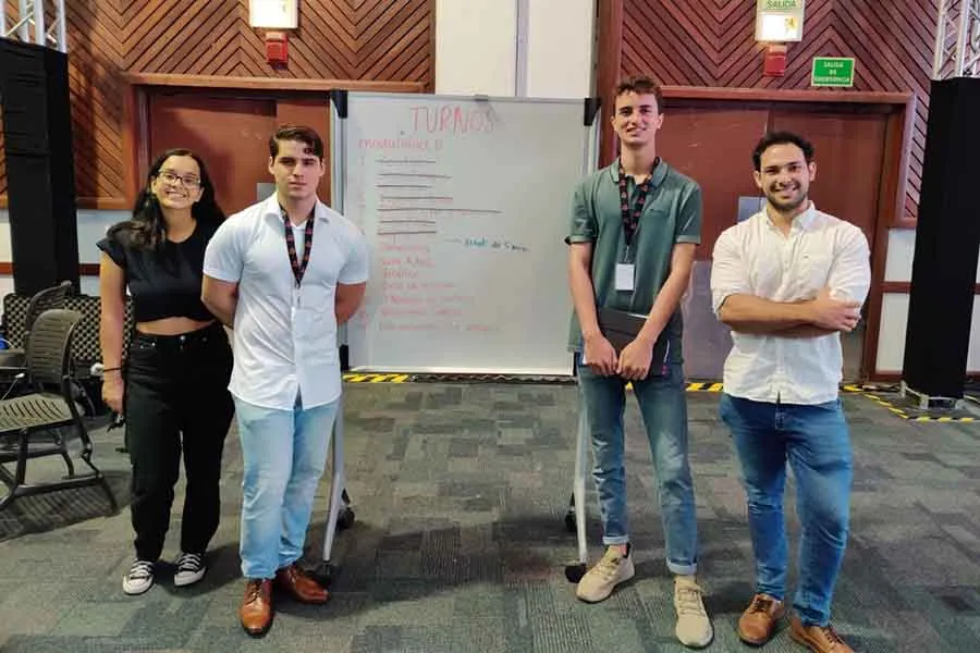 Equipo AIChE del campus Monterrey que presentó la parte teórica del ChemE Cube.