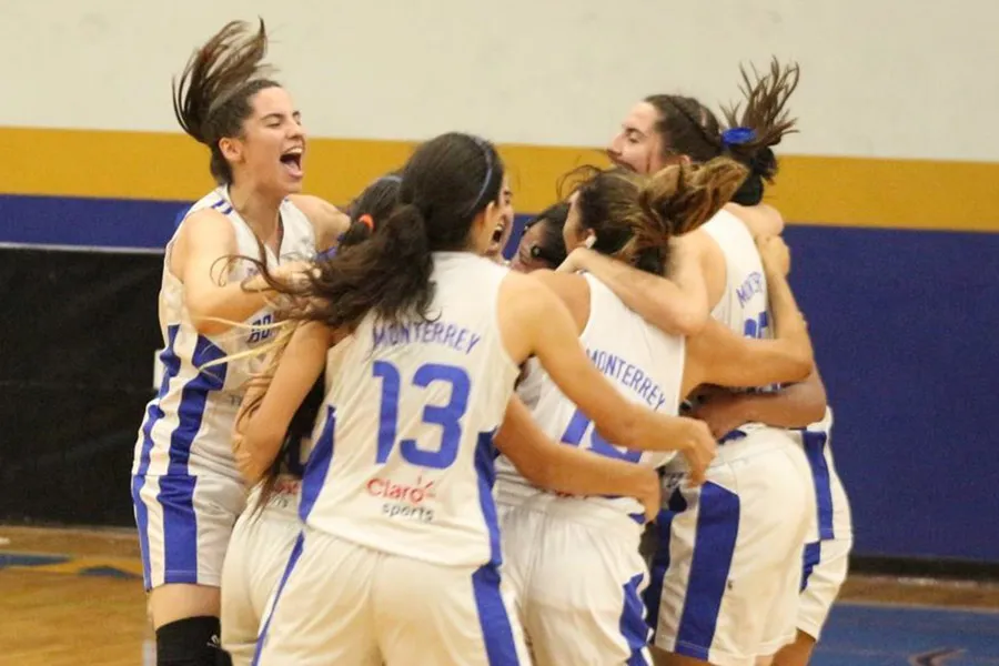 Viridiana Mazzocco festejando con su equipo