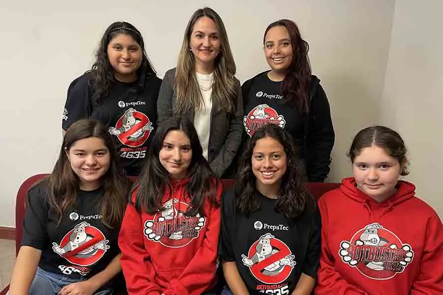 El equipo de Botbusters femenil junto a la directora de la PrepaTec Eugenio Garza Sada, Erika Calles.