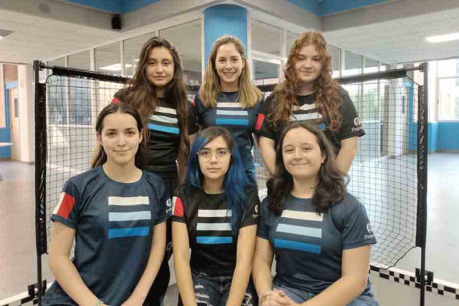 Equipo Cyberius que participará en Girl Powered junto a su coach Lorena Rivero.