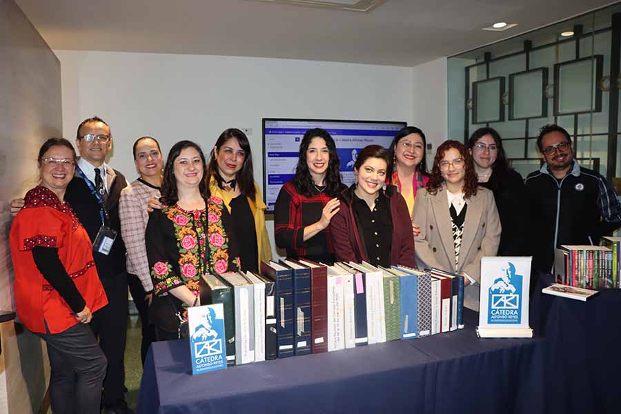 Equipo de la Cátedra Alfonso Reyes, Biblioteca Cervantina y colaboradores en la entrega de la memoria de la cátedra.