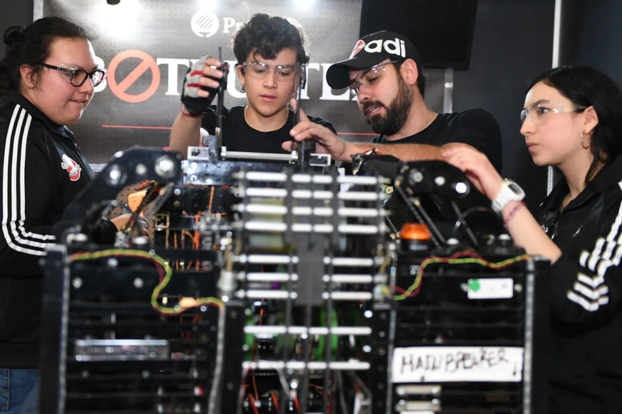 Francisco Guerra con equipo de robótica Botbusters en el año 2020. 
