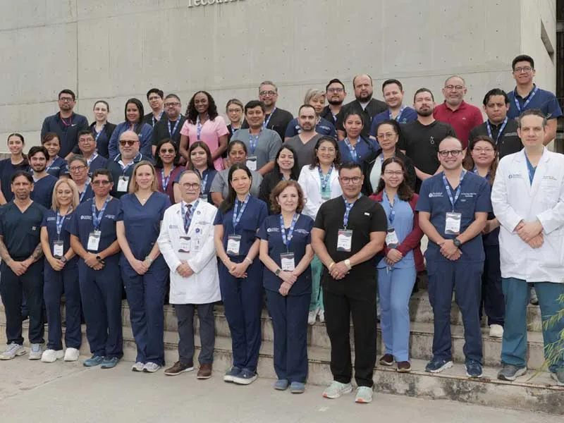 Equipo de profesionales de la salud quienes participaron en la tercera edición del curso ECMO de TecSalud.