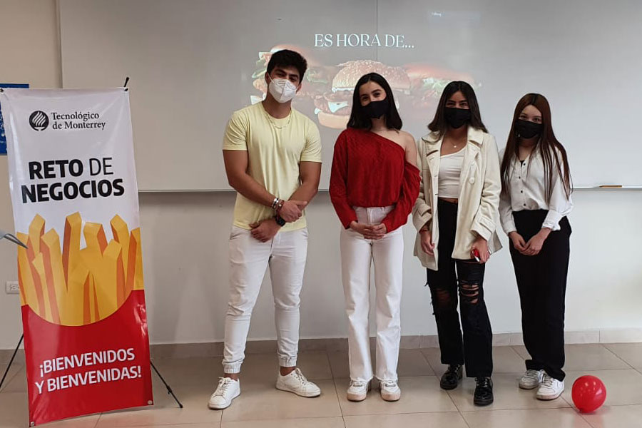 Integrantes del equipo ganador del reto McDonald's