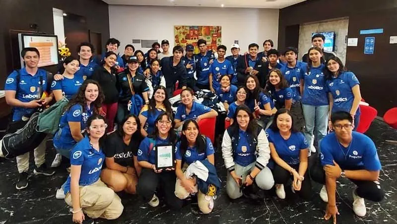 Estudiantes de la PrepaTec Cuernavaca participaron en las competencias regionales de robótica de FIRST 2024 en Monterrey y Hermosillo con su robot Dunga, obteniendo Autonomous Award y Quality Award.