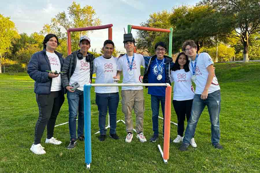 Equipo practicando vuelo de dron