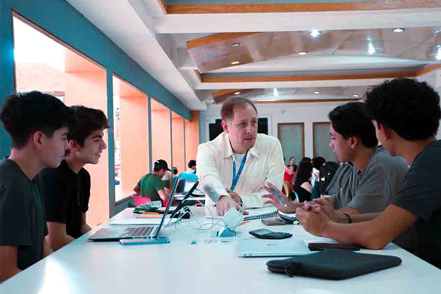Profesor inspirador colaborando en proyectos educativos en el Tec de Monterrey campus Chihuahua