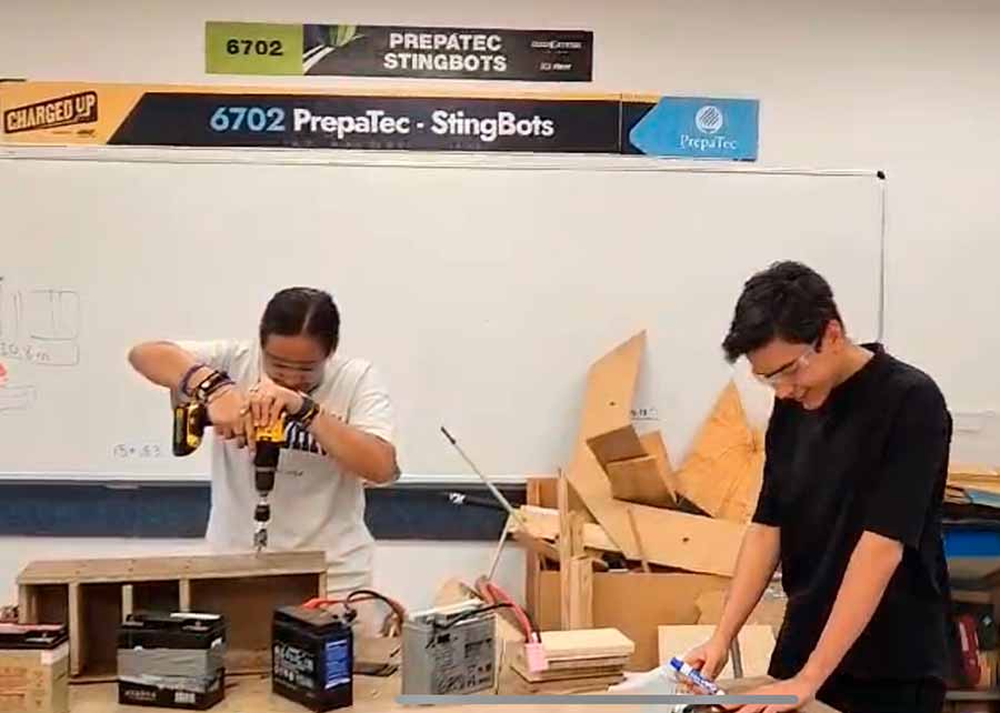 Equipo robótica de PrepaTec Santa Anita, stingbots, se prepara para certamen FIRST.