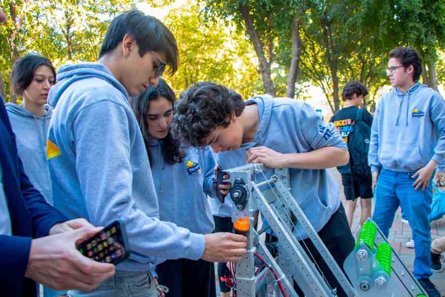 equipo sinavolt preparando su robot volta previo a concurso de robotica first