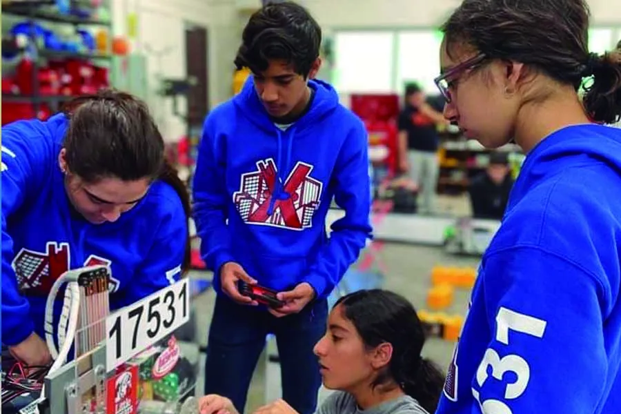 Equipo trabajando en el robot.