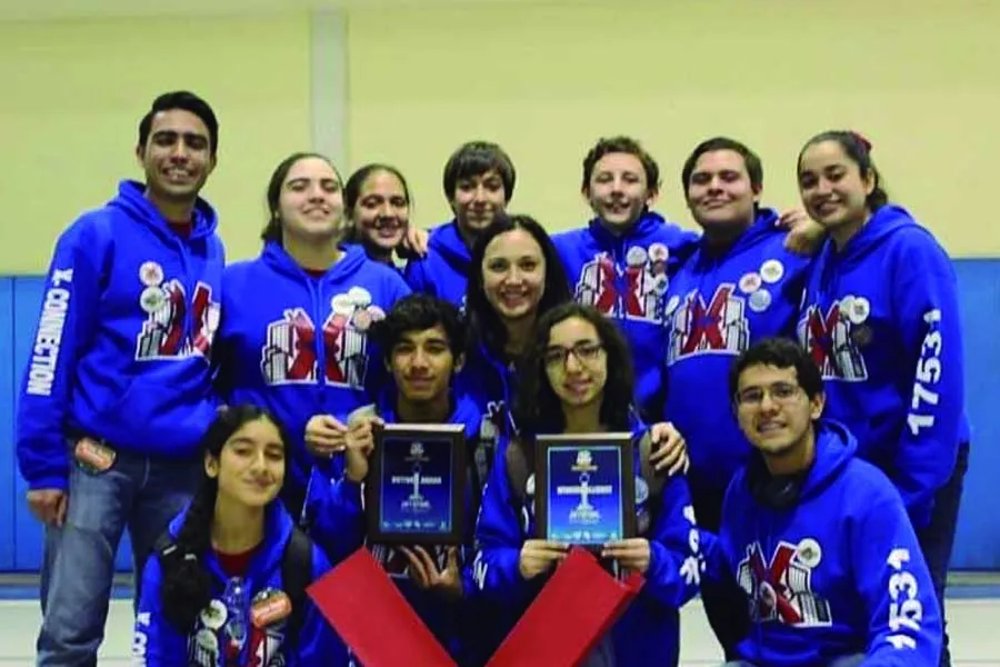 Equipo X-Connection con los reconocimientos.