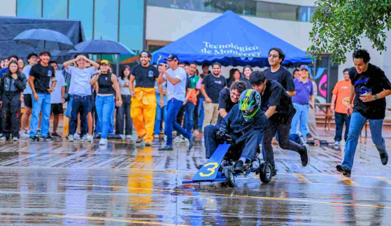 equipos de estudiantes Tec Tampico compiten con go karts eléctricos