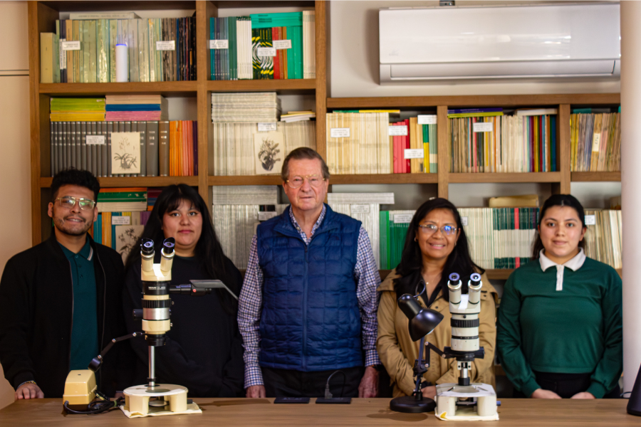 Eric H&aacute;gsater junto a su equipo de investigadores de la Asociaci&oacute;n Mexicana de Orqu&iacute;deas.